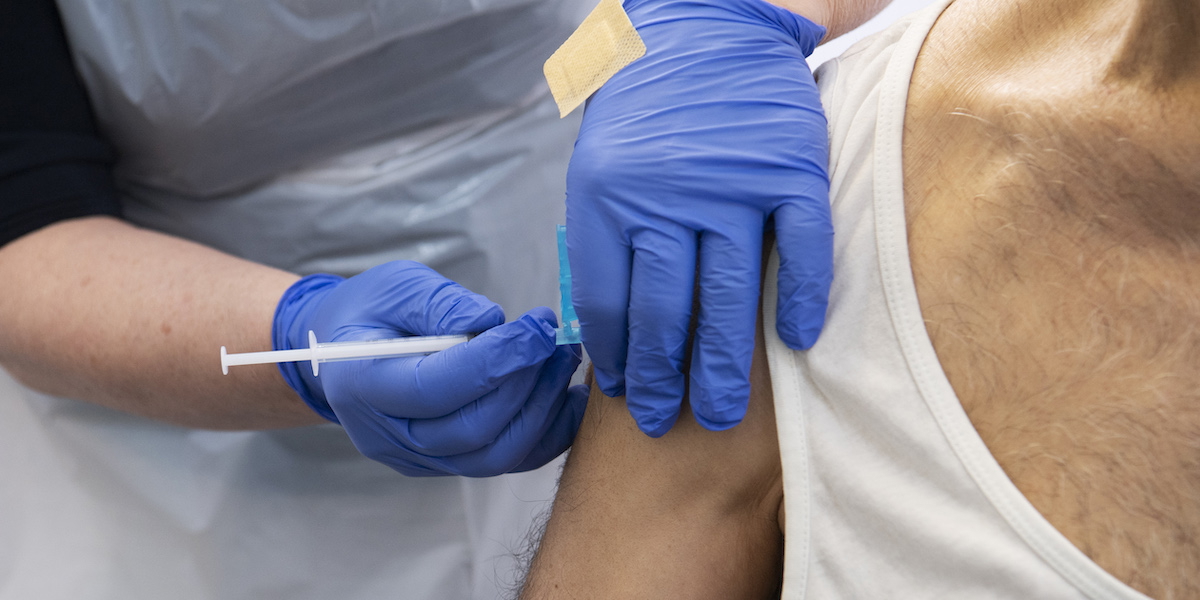 En man får vaccin. I Finland testas just nu ett nytt vaccin mot influensa som ska kunna skydda mot flera säsongsinfluensor och dessutom ge ett långvarigt skydd.