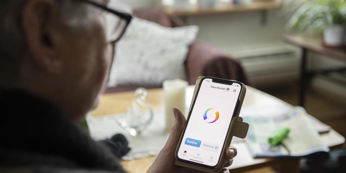 Arkivbild. Den 65-årige mannen trodde att han pratade med Ica men samtalet slutade med att han swishade bort pengar.