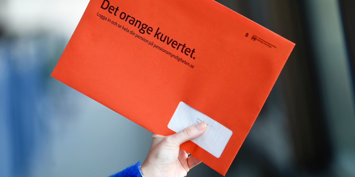 Ett orange kuvert från pensionsmyndigheten med information om pension och underlag för beräkning av pensionsrätter. Den som tar pension vid 63 i stället för vid 67 kan få 9 000 kronor lägre pension varje månad resten av sitt liv