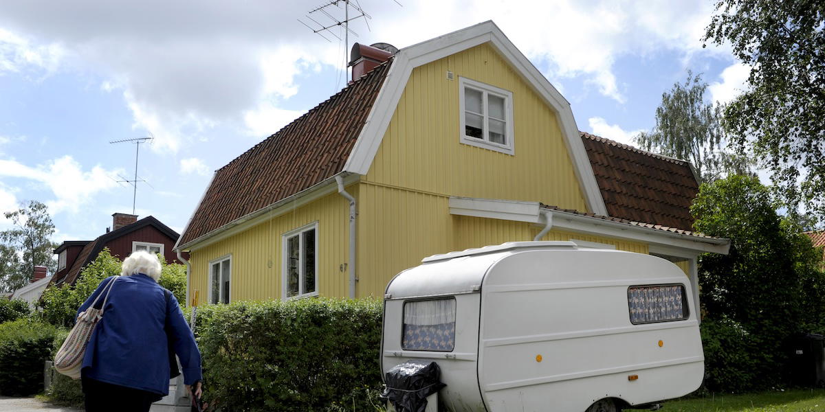 Bostadskostnaderna ökar. Här en person utanför en gul villa.