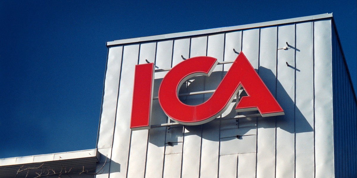 Ica logga på Ica:s huvudkontor i Stockholm. En Ica-handlare som äger två Ica-butiker har fuskat och även om det rör sig om en enda handlare påverkar skandalen på hela bolaget.