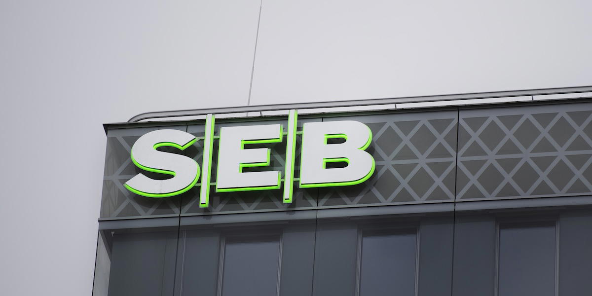 Åtta personer, däribland mäklare på SEB, utreds i samband med misstänkta insideraffärer kopplade till EQT-aktier.