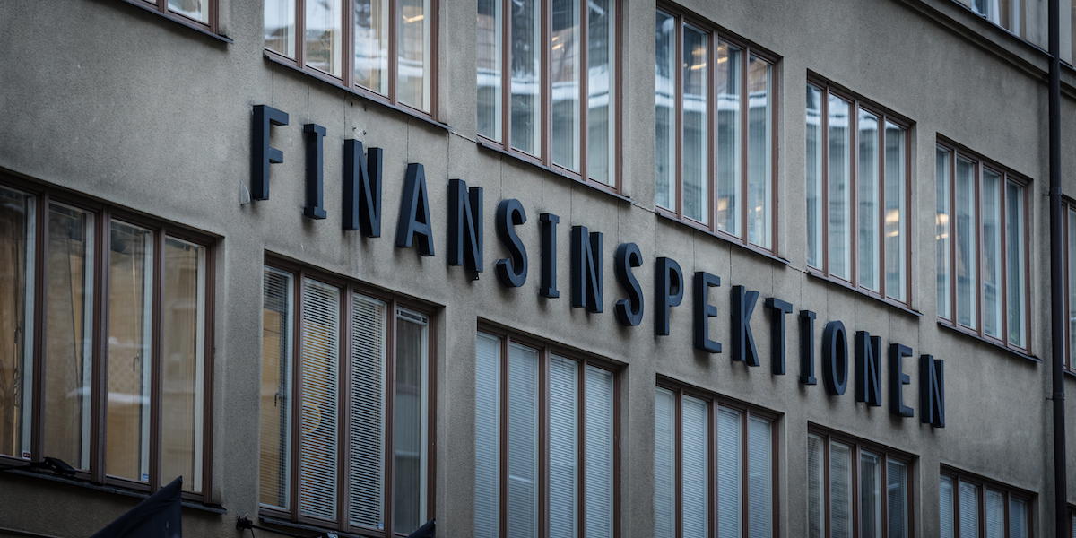 Finansinspektionens logga på en fasad. Finansinspektionens varningslista innehåller 40 nya namn på aktörer som sysslar med bedrägerier.