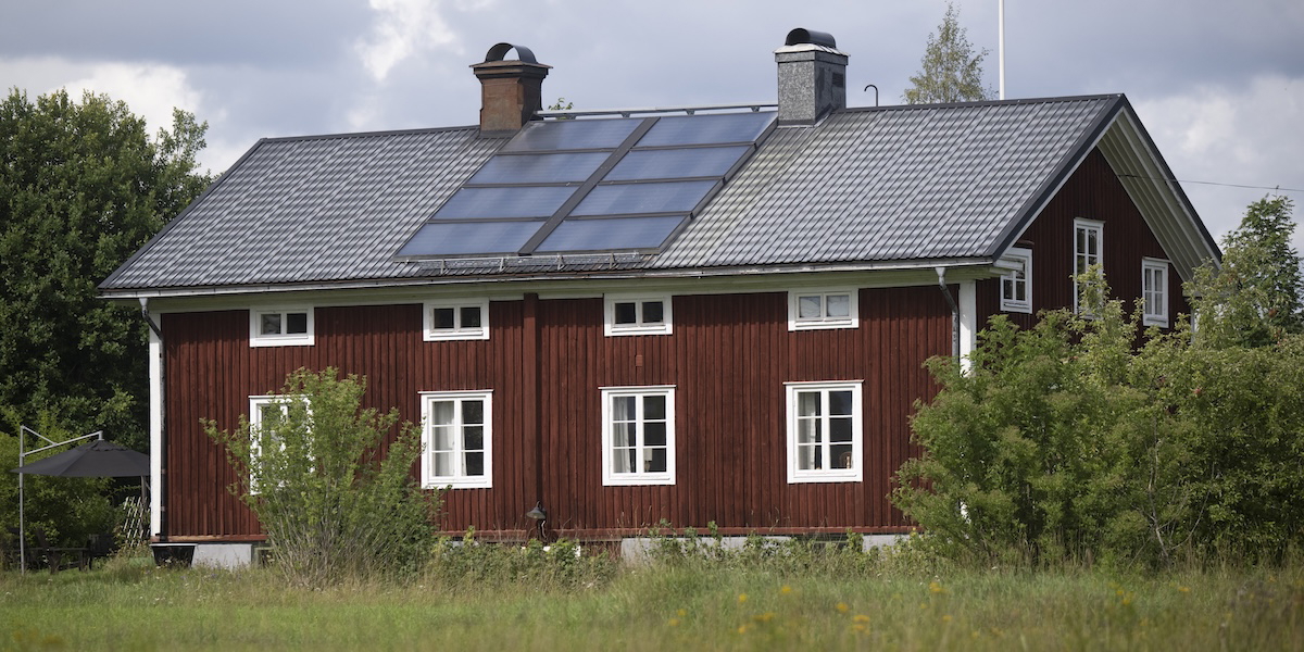 Energieffektiva lösningar som bergvärme och solceller gör huset mer attraktivt för köpare.