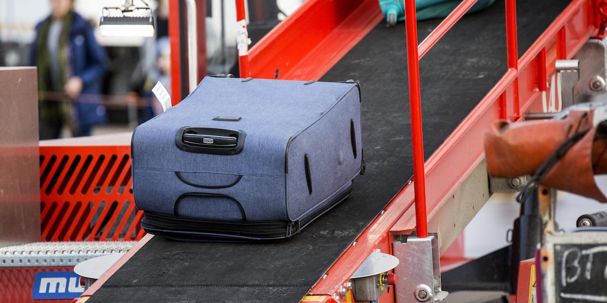 Flygplatspersonal på Teneriffa satte i system att tömma resenärernas väskor. Bilden är tagen i ett annat sammanhang.