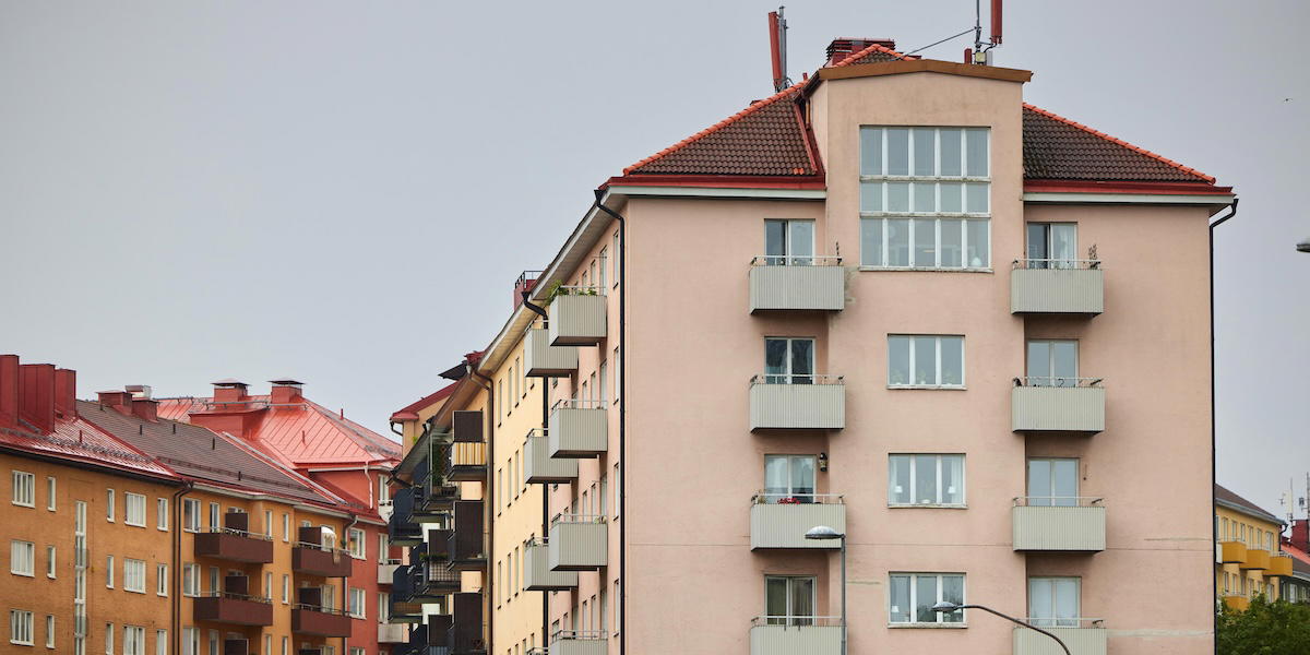 Priserna på bostadsrätter har fallit i majoriteten av landets kommuner sedan 2021, visar Swedbanks nya rapport. (