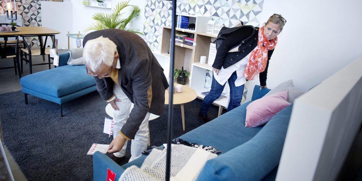 Ett par tittar på en soffa i en butik. Svenska hushåll är nu mindre pessimistiska och det senaste året har de ökat sin konsumtion, särskilt av möbler, husgeråd och nöjen.