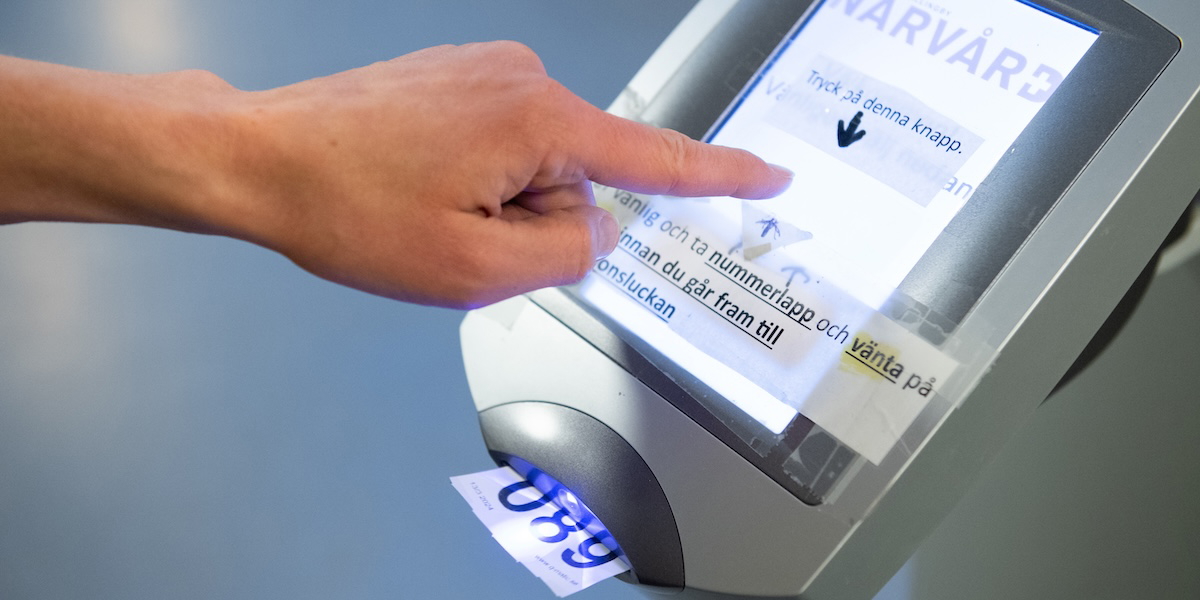 Vårdköerna består, regeringen vill införa böter för regioner som inte klarar vårdgarantin.