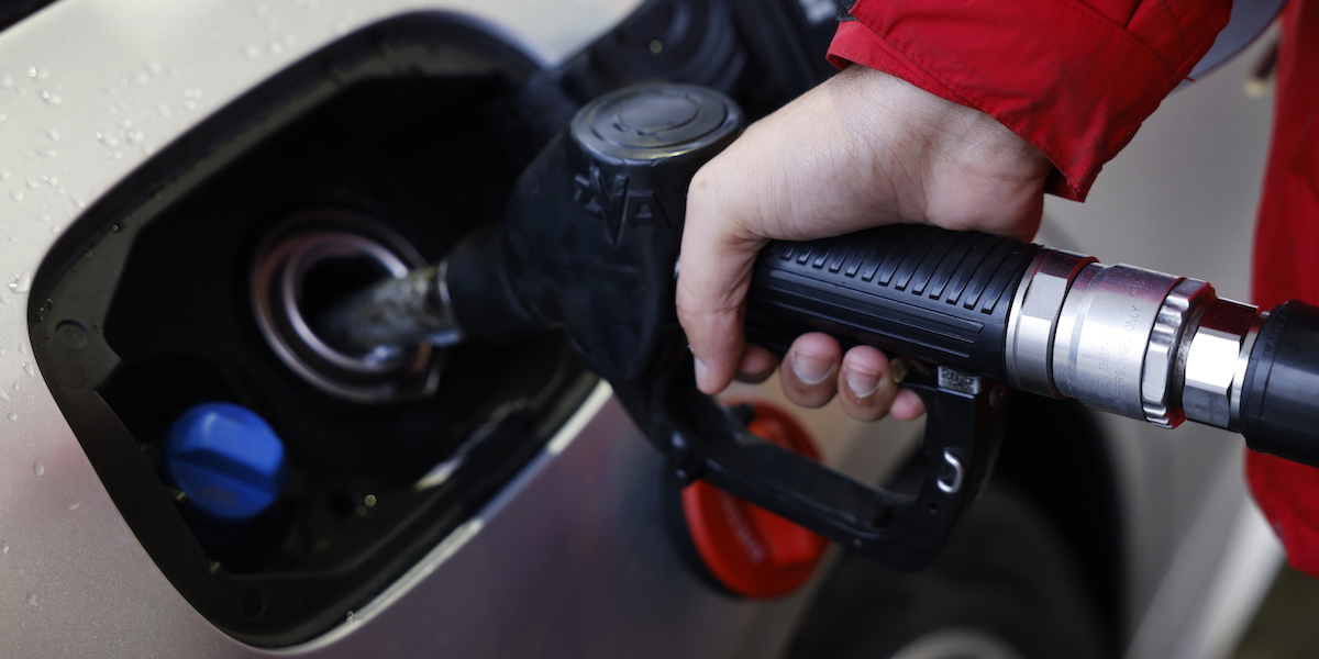 En person tankar en bil. Miljöpartiet vill höja höja bensinskatten och reduktionsplikten så att drivmedel blir drygt två kronor dyrare.