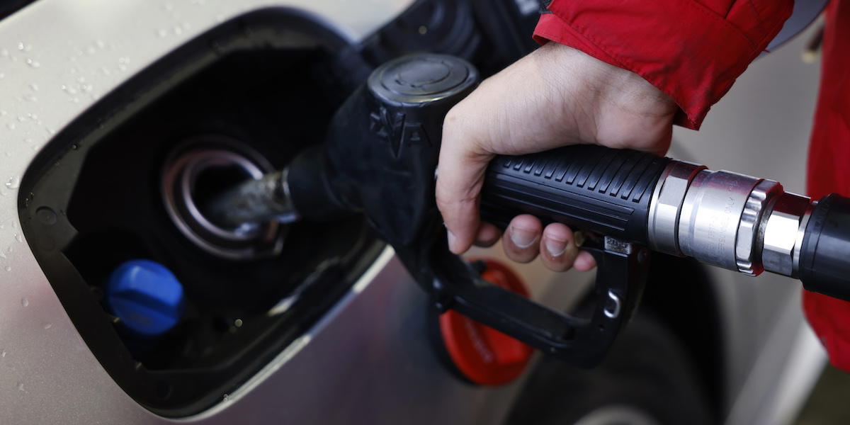 En person tankar en bil. Miljöpartiet vill höja höja bensinskatten och reduktionsplikten så att drivmedel blir drygt två kronor dyrare.