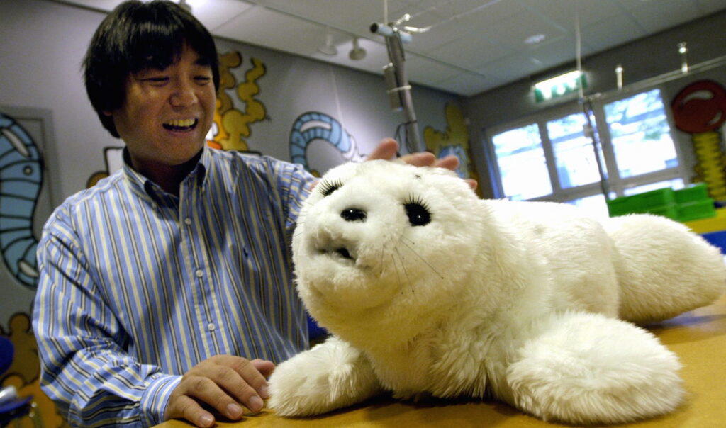 Takanori Shibata med sin robot Paro år 2003