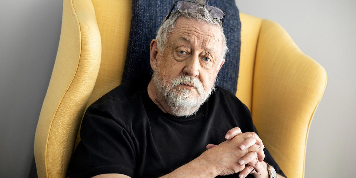 Leif GW Persson, han menar att Polismyndigheten behöver decentraliseras och att över hälften av alla som arbetar där inte jobbar med polisiärt arbete.