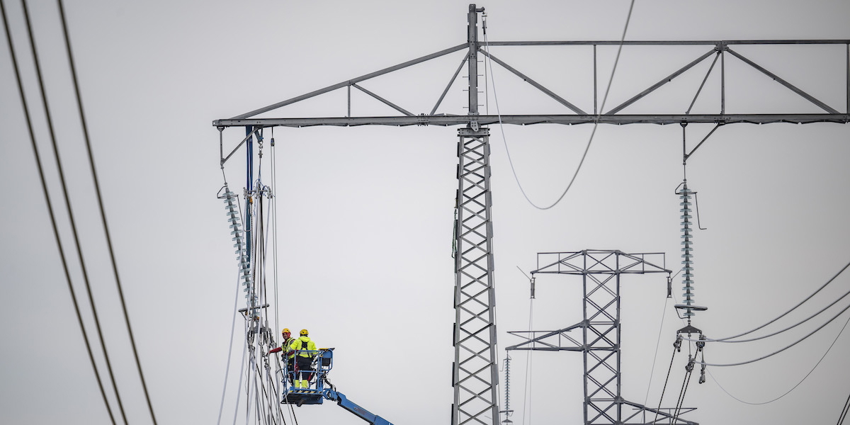 Montörer i arbete med att dra nya 400 kVolt högspänningskablar i ledningsstolpar. I höst ser vi ut att få dras med högt elpris.
