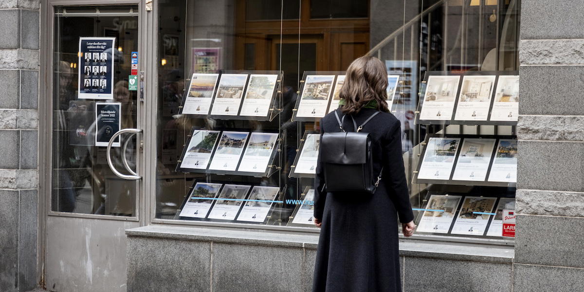Bostadsannonser på ett mäklarkontor. Enligt SBAB:s chefsekonom hade priserna på bostäder en mer positiv utveckling än normalt i september.