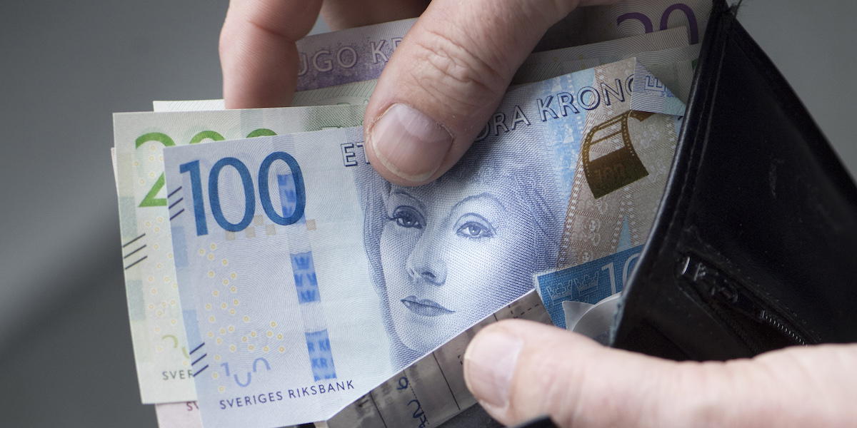 Svenska sedlar i en plånbok. Nästa års höjning av inkomstpensionen ger ett par hundralappar i höjning för de flesta pensionärer.