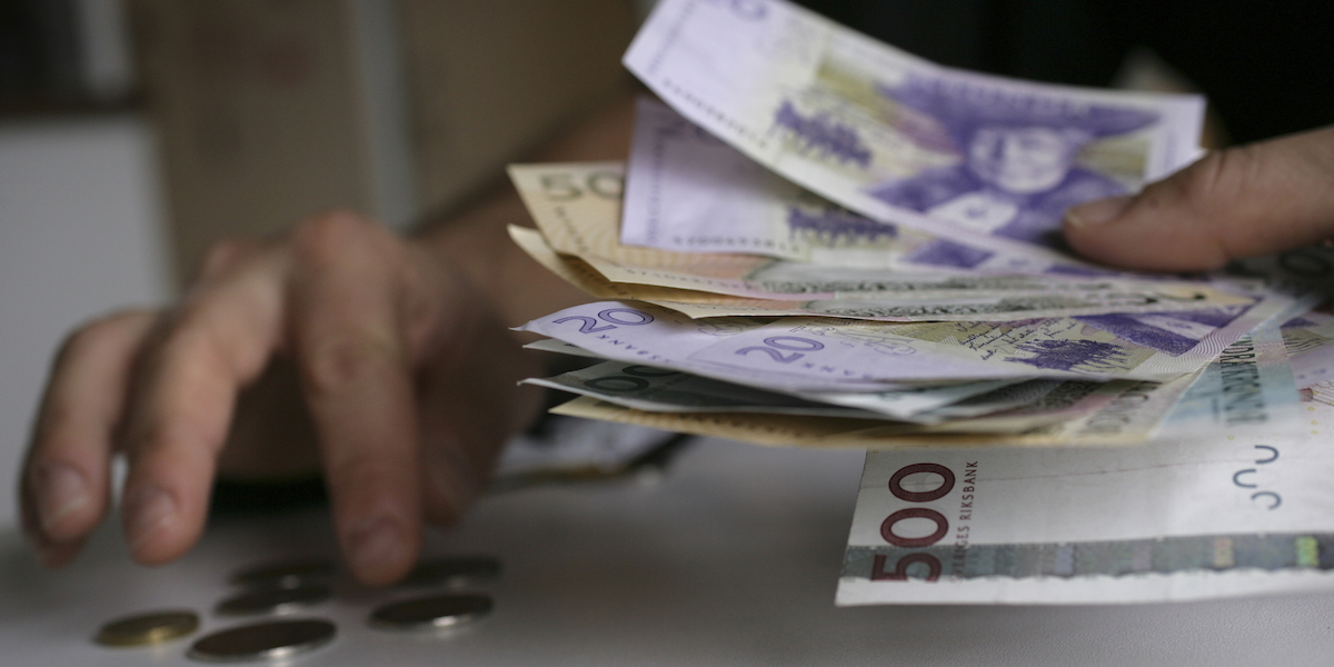 En man räknar pengar, svenska mynt och sedlar. En pensionsekonom menar du ska undvika tre saker för att din pension inte ska ätas upp utan i stället räcka till bättre.