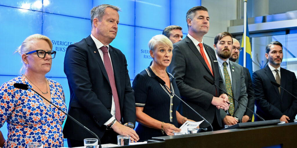 Pensionsgruppen med bland andra Martina Johansson (C), Anders Ygeman (S), Anna Tenje (M) äldre- och socialtjänstminister, Oscar Sjöstedt (SD), Hans Eklind (KD), Malte Tängmark Roos (MP), Ola Möller (S) och Patrik Karlson (L) på en gemensam pressträff i augusti 2025