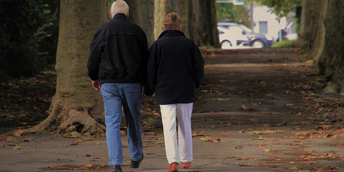 Ett par promenerar. Det är mer fördelaktigt för ditt hjärta att gå 10–15 minuter i ett sträck än att gå mindre än fem minuter i sträck flera gånger.