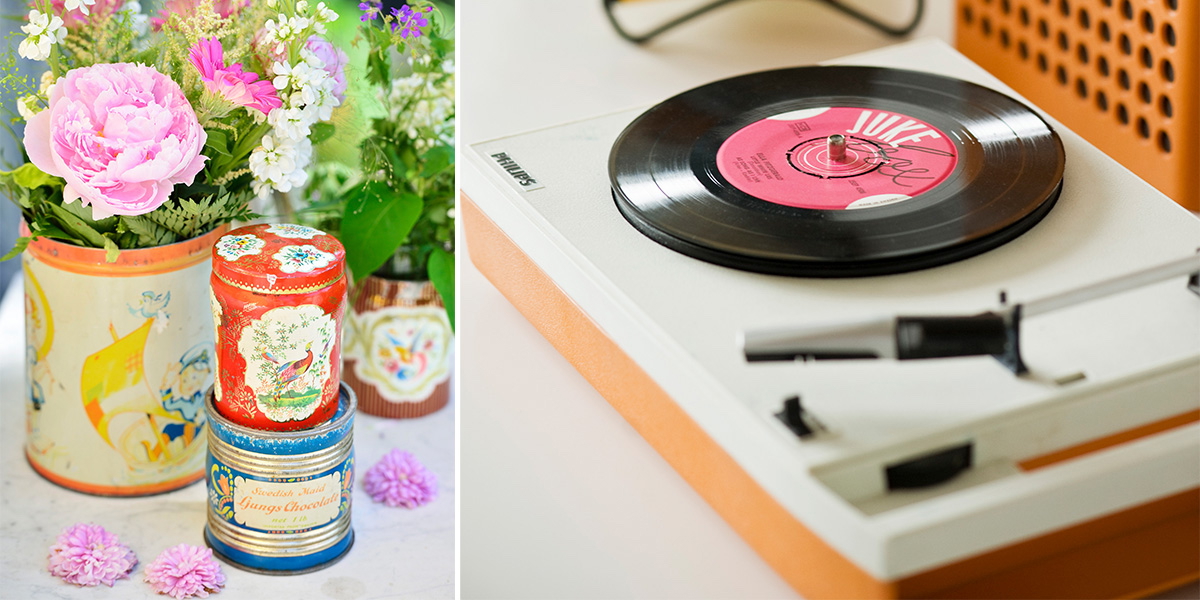 Gamla plåtburkar och en skivspelare med en LP-skiva. Retro och vintage har blivit populärt så saker du ser som skräp, som gamla plåtburkar, LP-skivor och din gamla avlagda skivspelare, kan numer vara värda mycket och säljas dyrt på auktioner.