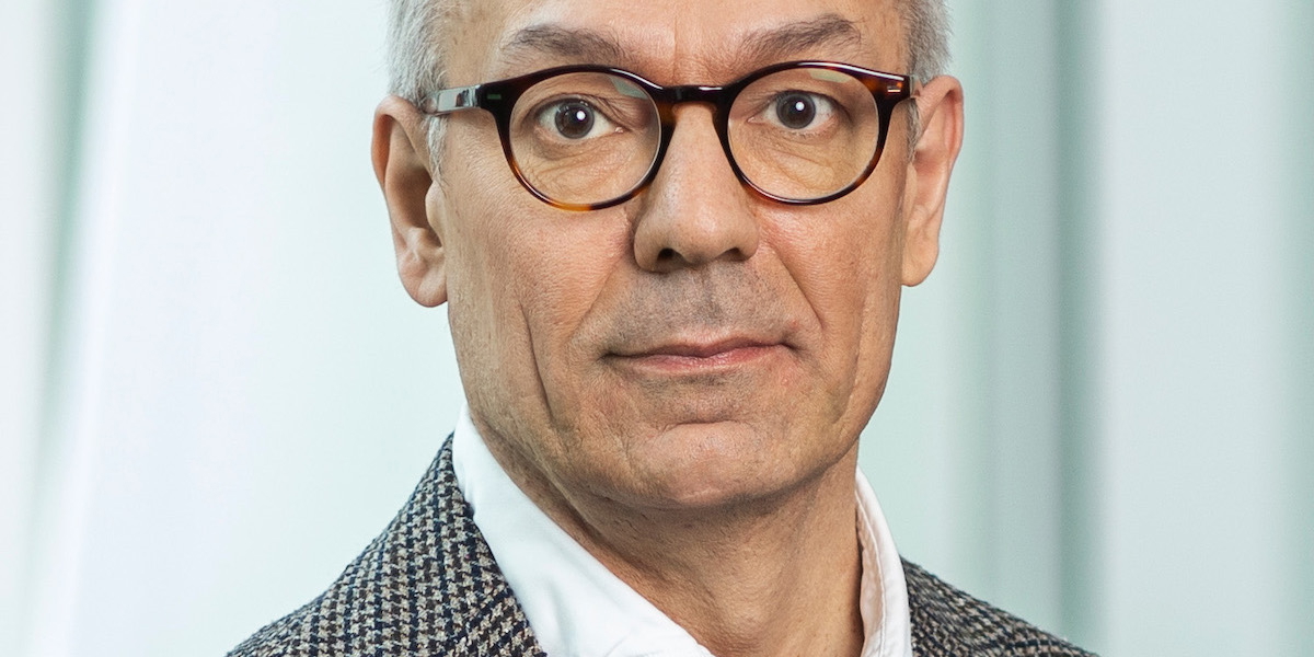 Swedbank och sparbankernas privatekonom Arturo Arques, han har lite tips på hur de hushåll som inte har fått mer pengar över i år, jämfört med förra året, kan spara pengar inför jul och nyår, som vanligtvis ofta innebär stora utgifter