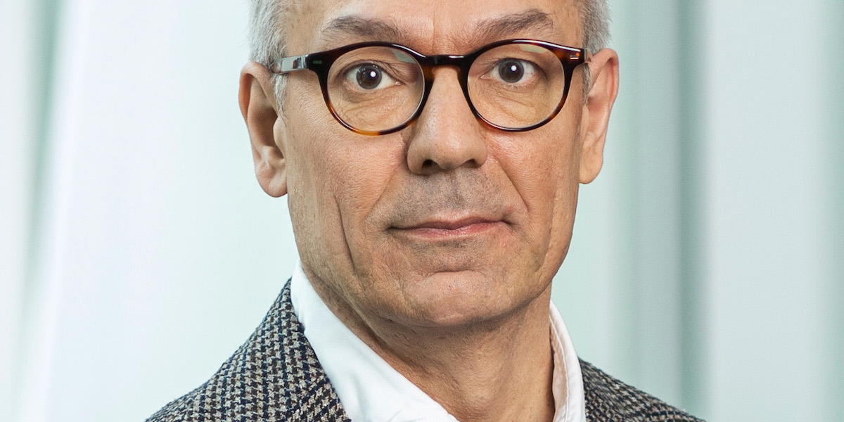 Swedbank och sparbankernas privatekonom Arturo Arques, han har lite tips på hur de hushåll som inte har fått mer pengar över i år, jämfört med förra året, kan spara pengar inför jul och nyår, som vanligtvis ofta innebär stora utgifter