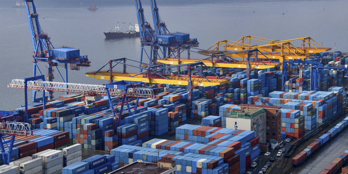 Containerhamnen i Vladivostok i sydöstra Ryssland. Bolag i Kina och Indien uppges stå för en stor del av exporten av sanktionerade varor till Ryssland, inklusive sådana tillverkade inom EU. Arkivbild.
