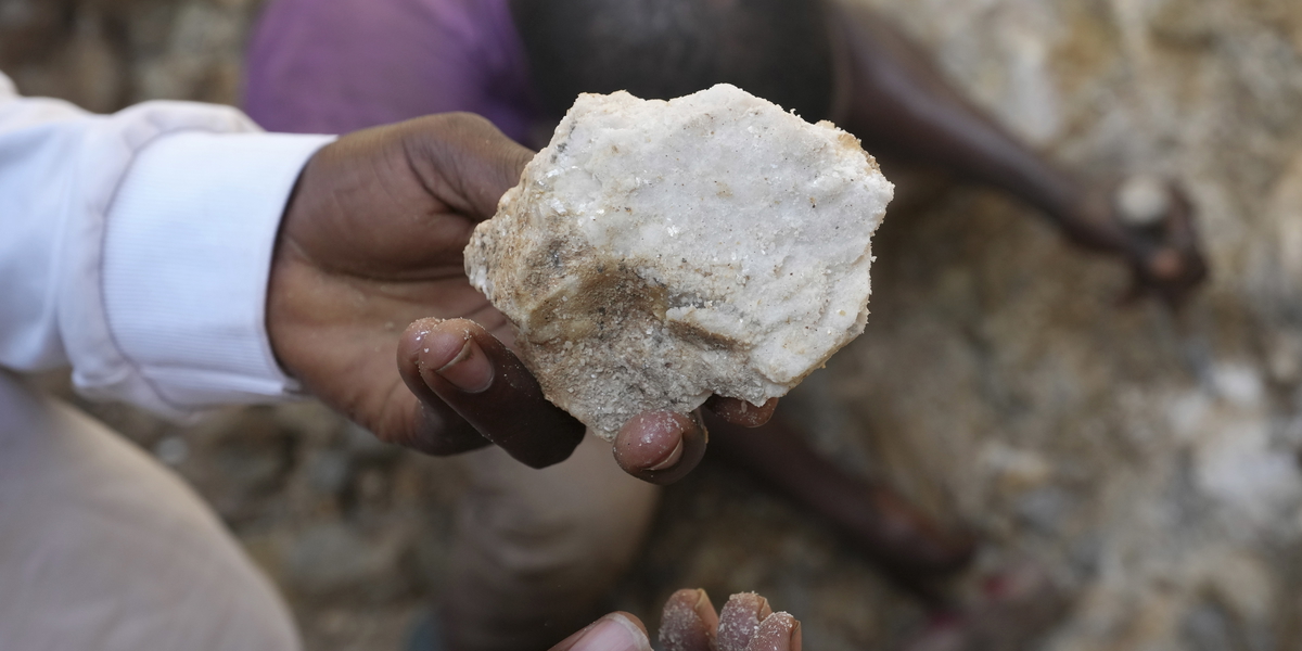 Efterfrågan på kritiska mineraler är stor eftersom de behövs för bland annat utbyggnaden av förnybar energi. Bilden på en litiumsten kommer från Nigeria och har inget med rapporten i texten att göra. Arkivbild.