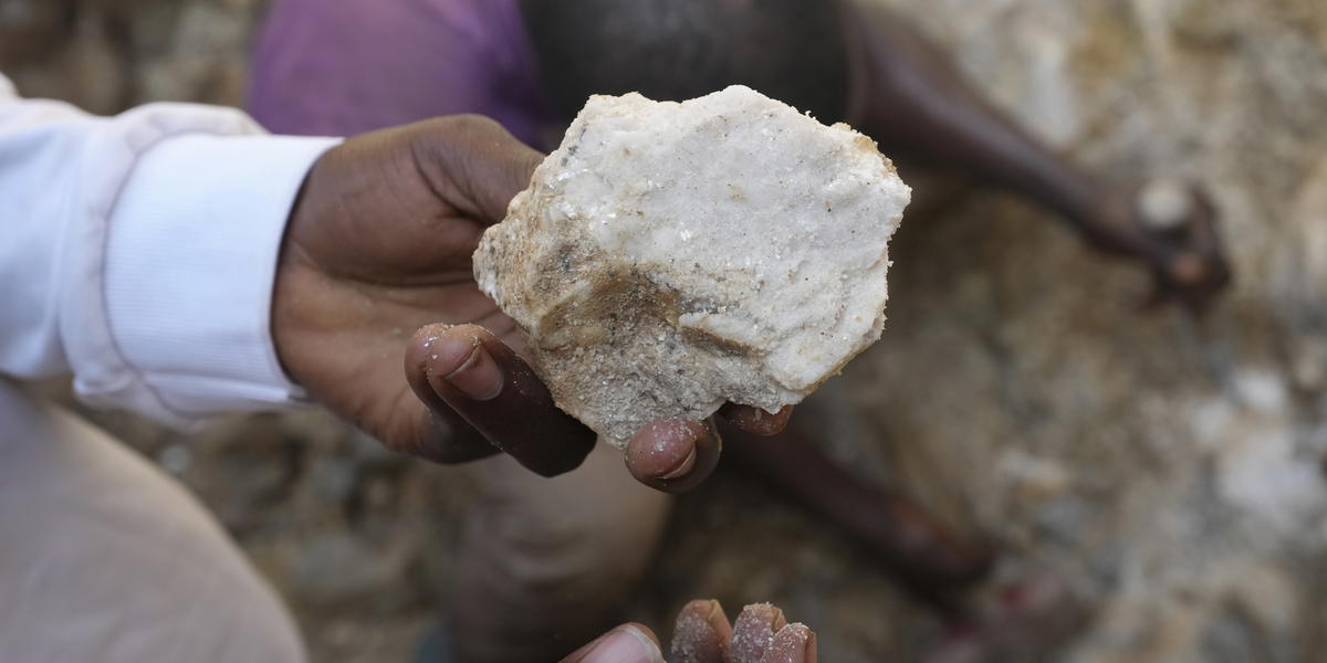 Efterfrågan på kritiska mineraler är stor eftersom de behövs för bland annat utbyggnaden av förnybar energi. Bilden på en litiumsten kommer från Nigeria och har inget med rapporten i texten att göra. Arkivbild.
