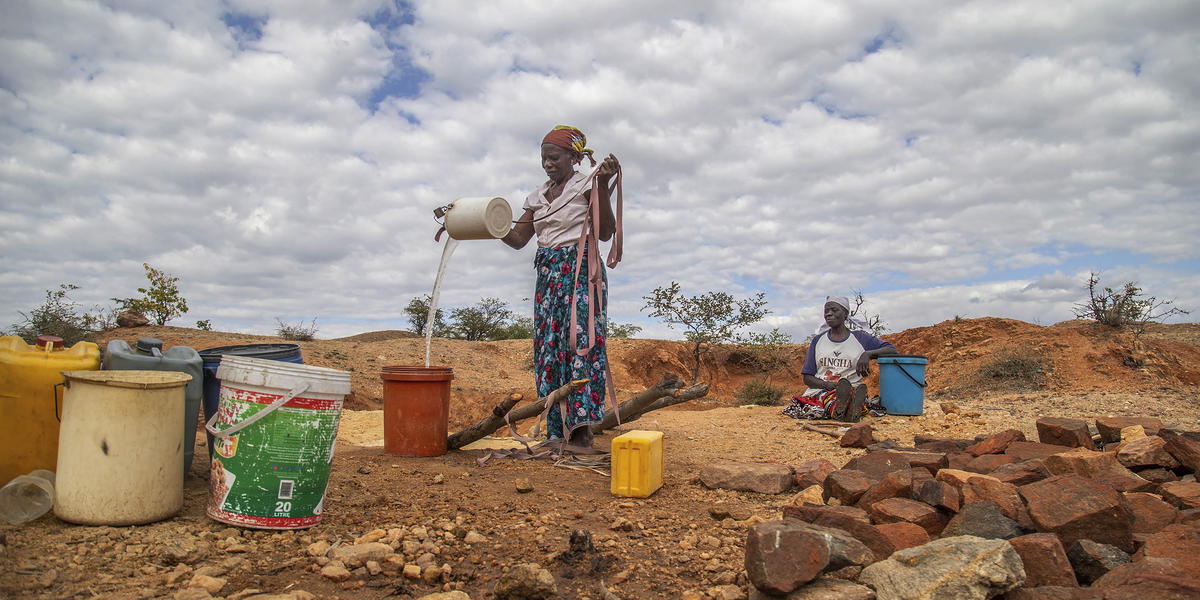 En bybo hämtar vatten i Zimbabwe, där Sverige bland annat hjälp till att utveckla lokala väderprognoser, som enligt SMHI är till hjälp under torrperioder. Arkivbild.