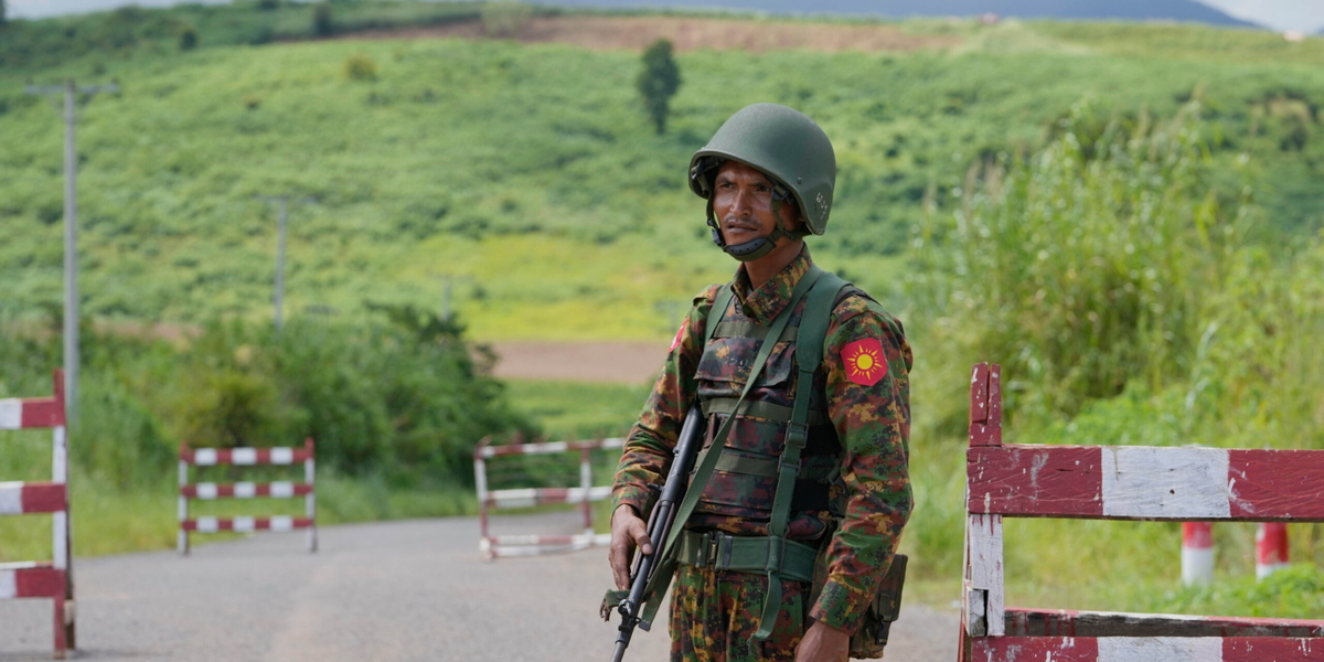 En soldat på vakt i Myanmar. Arkivbild.