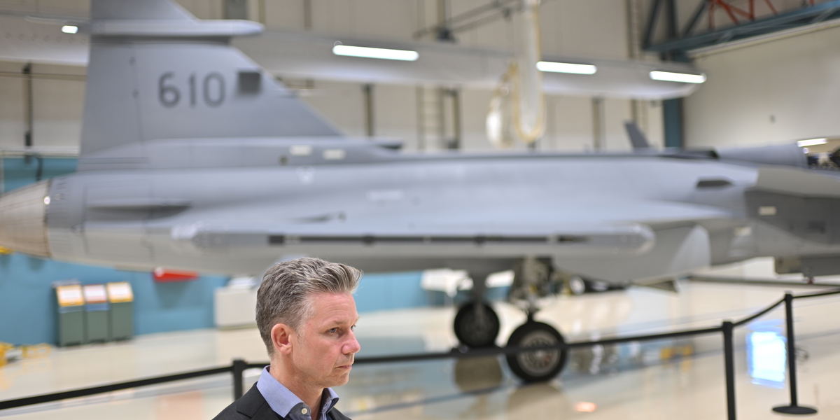 Ett kvitto på svensk försvarsindustris konkurrenskraft, säger försvarsminister Pål Jonson (M) om den colombianska ordern. Bilden från i oktober.
