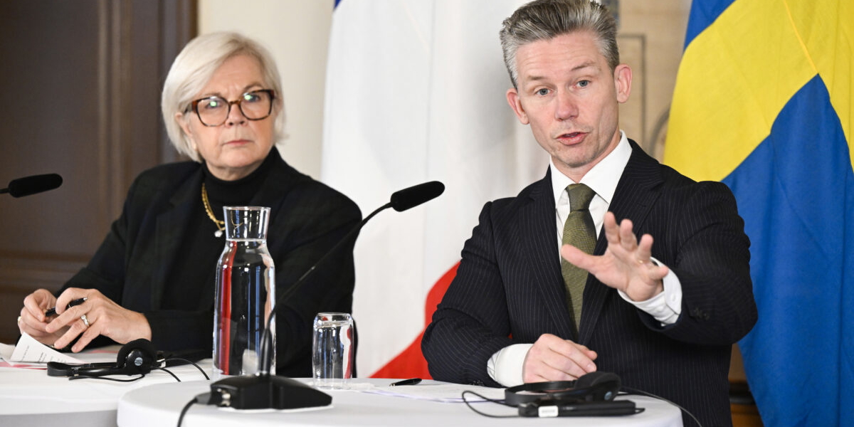Försvarsminister Pål Jonson (M) möter Frankrikes försvarsminister Catherine Vautrin vid Karlbergs slott.