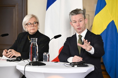 Försvarsminister Pål Jonson (M) möter Frankrikes försvarsminister Catherine Vautrin vid Karlbergs slott.