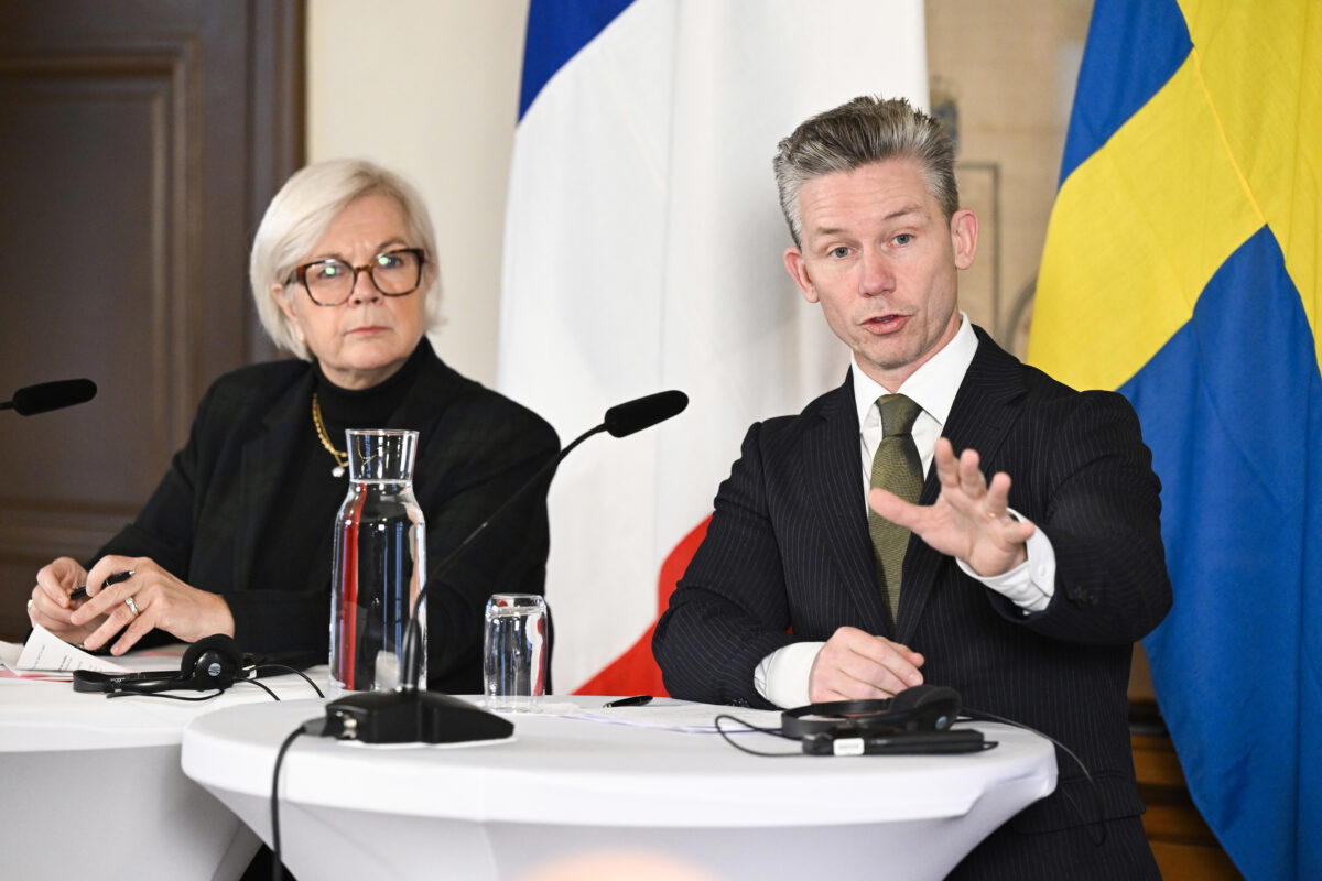 Försvarsminister Pål Jonson (M) möter Frankrikes försvarsminister Catherine Vautrin vid Karlbergs slott.