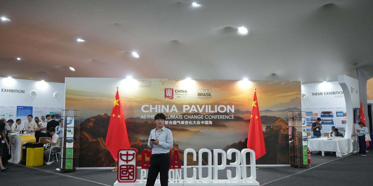 Kinas paviljong är påkostad. Här marknadsför kinesiska företag sina lösningar för besökare vid klimattoppmötet. 