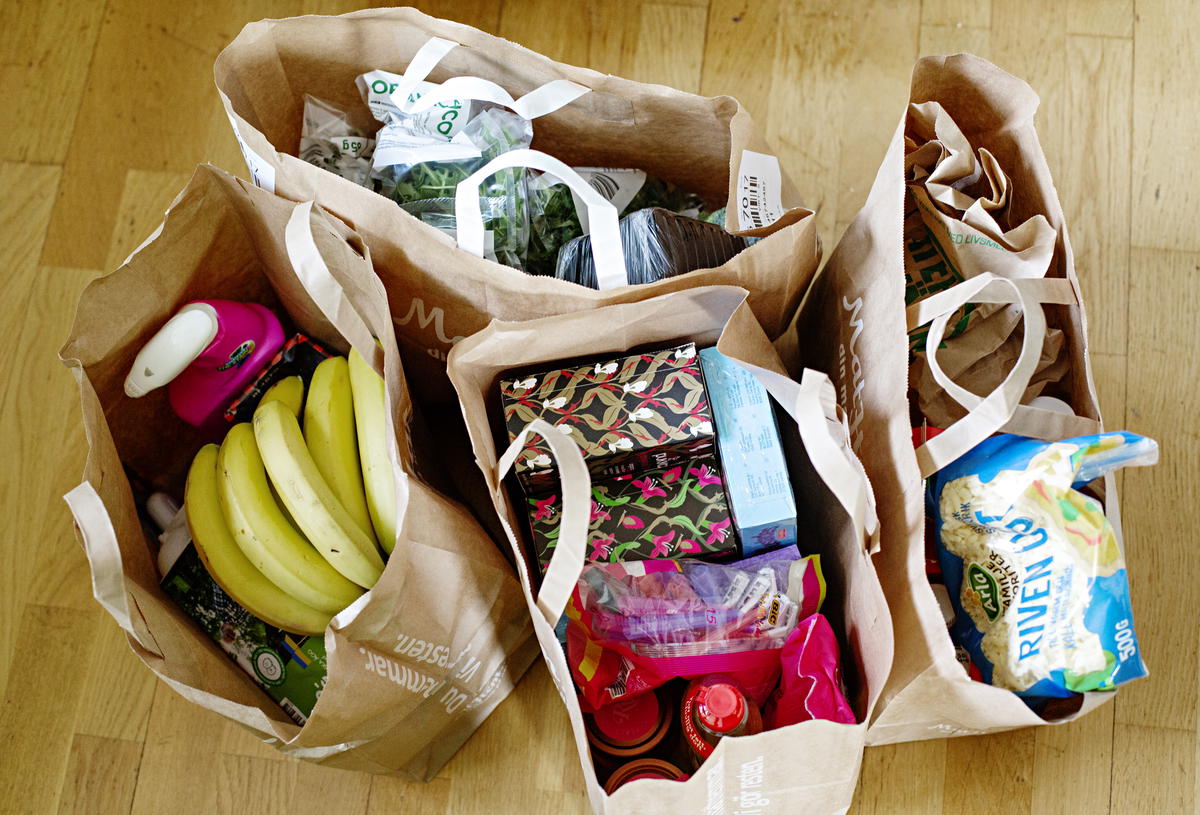 Konsumentverket räknar med lägre matkostnader nästa år. Arkivbild. 