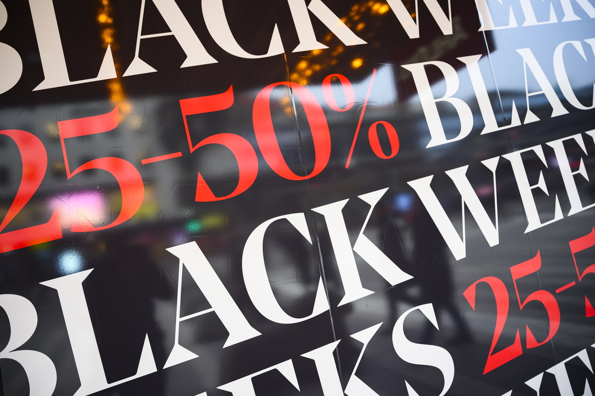 Köpannonserna haglar över oss. Arkivbild.