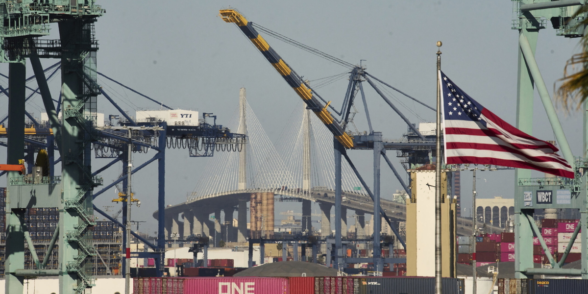 LO-kritik mot politiker och ekonomer som driver USA-inspirerade kampanjer för avregleringar och skattesänkningar. Arkivbild