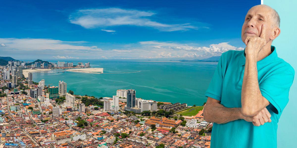 George Town i Penang, Malaysia och en man som funderar. En plats i ett land där han tidigare arbetat blev favoriten när han skulle välja var han skulle bo när han tog ut sin pension. Mannen på bilden har ingenting med texten att göra.