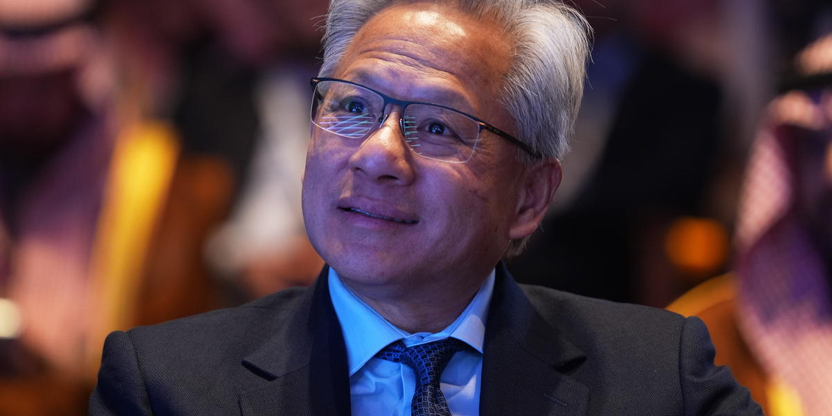 Nvidias vd Jensen Huang lyssnar på ett tal av president Donald Trump.