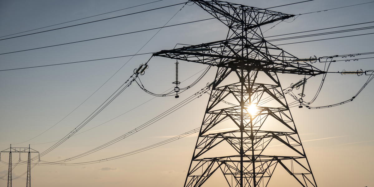 Solen sänker sig bakom högspänningsledningarna utanför Staffanstorp i september 2025. Arkivbild.