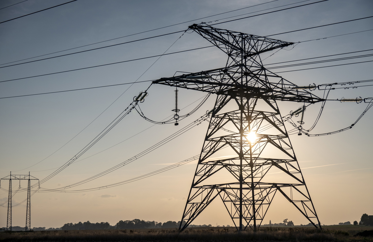Solen sänker sig bakom högspänningsledningarna utanför Staffanstorp i september 2025. Arkivbild.