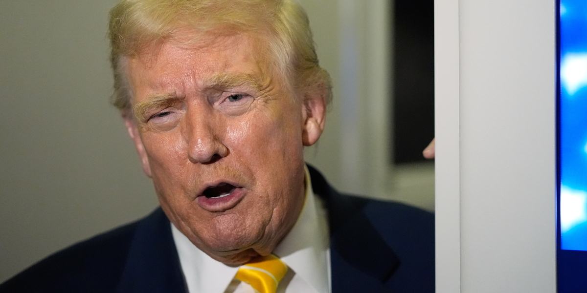 USA:s Donald Trump ombord Air Force One under fredagen.