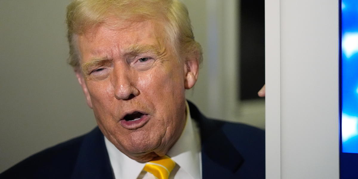 USA:s Donald Trump ombord Air Force One under fredagen.