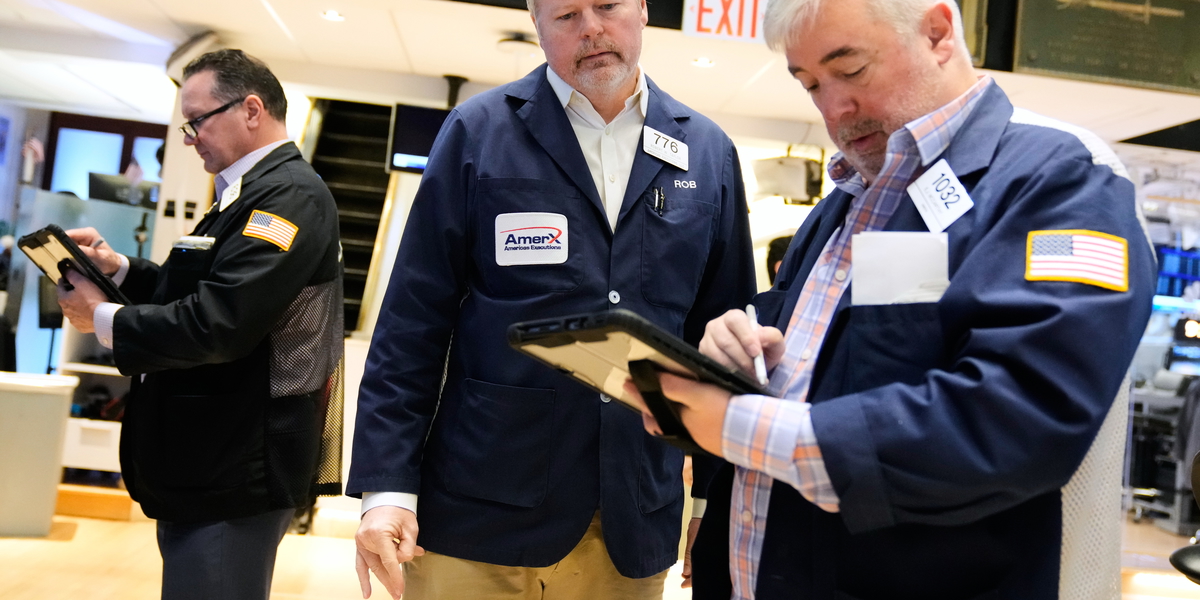 Upp eller ner, och i så fall hur mycket? Handlarna på Wall Street har en del att fundera över. Arkivbild. 