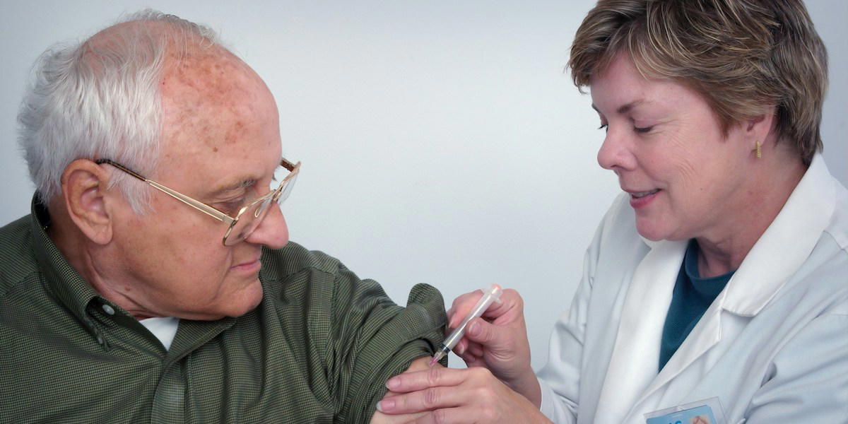 En äldre man vaccineras. Det är fortfarande inte tillräckligt många personer över 65 som vaccinerar sig mot influensa.