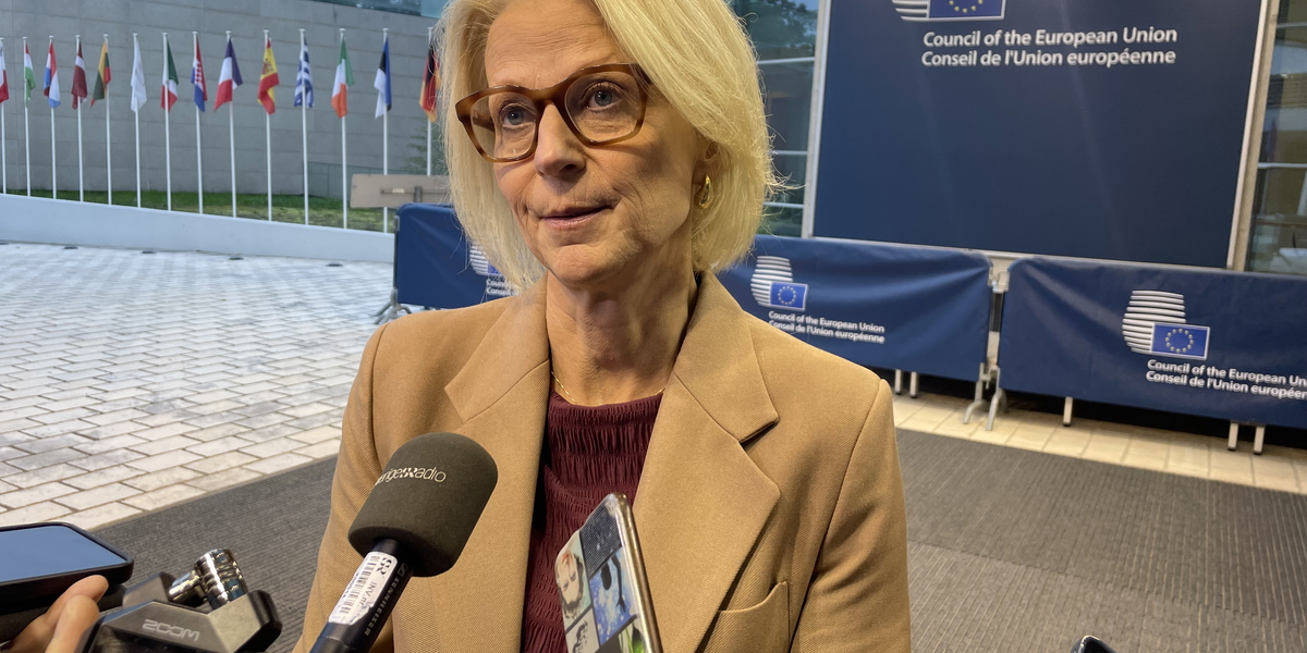 Finansminister Elisabeth Svantesson - här vid ett möte i Luxemburg i oktober - kan glädja sig över en svensk uppgång i EU:s tillväxtliga. Arkivfoto.