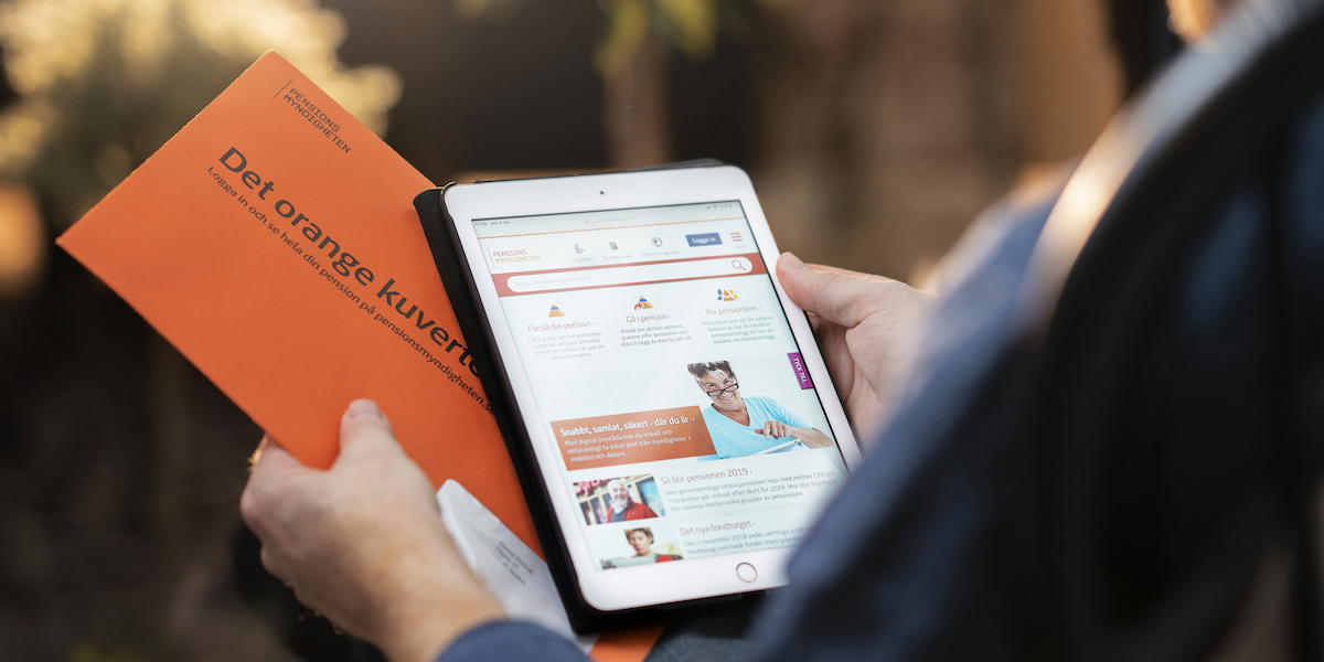 En man tittar på sitt kuvert från Pensionsmyndigheten. Enligt en granskning finns det risker för att det blir fel i utbetalningarna av garantipensionen.