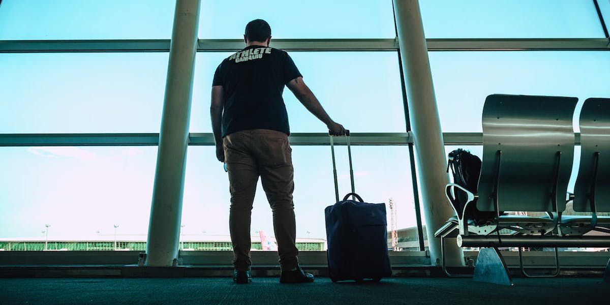 En man på en flygplats. En ny undersökning visar att väldigt många svenskar gärna reser själva.