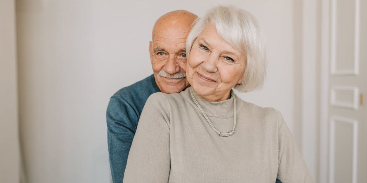 En man håller om en kvinna. (Foto: Ökad jämställdhet ger både kvinnor och män ökad förväntad livslängd, det visar en studie.